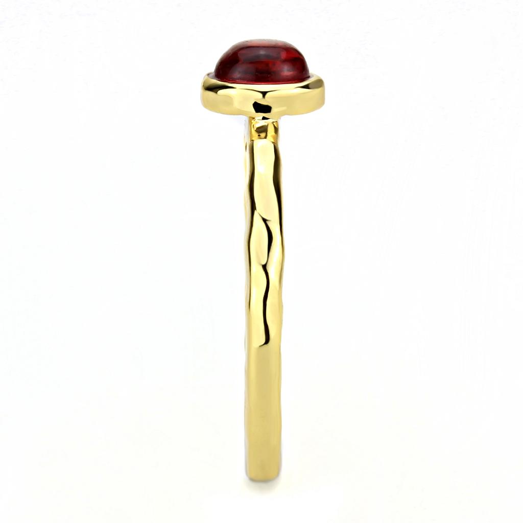 MA3W1496 - Gold Brass Ring with Synthetic Synthetic Glass in Garnet